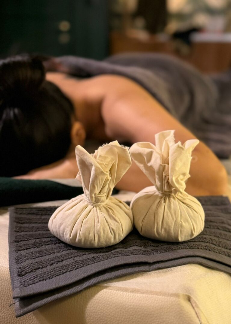 MASAŻ STEMPLAMI W NUSA SPA